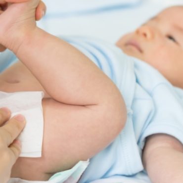 cara bersihkan kemaluan bayi