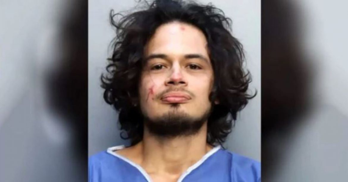 Dikira Mainan: Bocah 2 Tahun Gigit Kepala Ular Kobra Hingga Putus