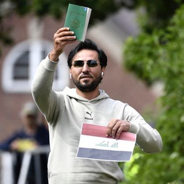 Lelaki bakar al-quran